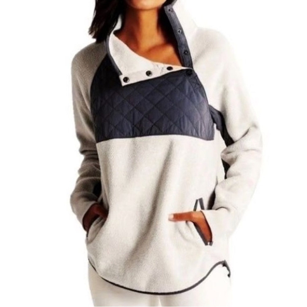 Abercrombie and Fitch Crème and Black Pleather
Snap Up Fleece Pullover Size L